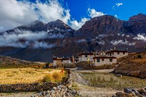 himalaya paisaje con pueblo en spiti Valle también conocido como pequeño Tíbet. himachal pradesh, India foto