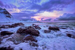 noruego mar olas en rocoso costa de lofoten islas, Noruega foto