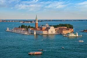 aéreo ver de Venecia laguna con barcos y san giorgio di maggiore iglesia. Venecia, Italia foto