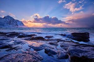 noruego mar olas en rocoso costa de lofoten islas, Noruega foto