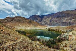 lohan tso montaña lago. nubra valle, ladakh, India foto