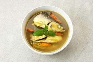 pindang serani, pescado sopa con agrio y picante salado especias indonesio comida foto