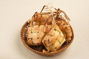 ketupat o arroz bola de masa hervida, un local delicadeza popular durante eid al-fitr. indonesio tradicional comida foto