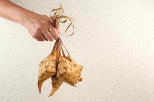 ketupat o arroz bola de masa hervida, un local delicadeza popular durante eid al-fitr. indonesio tradicional comida foto