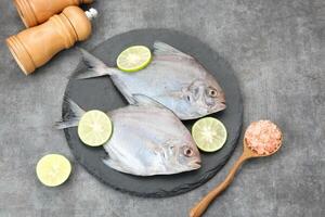 ikan dorado o ikan baval Putih, comida preparación foto