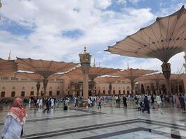 Medina, saudi arabia, 29 marzo 2024 - hermosa tiempo de día al aire libre ver de del profeta mezquita madinah en oscuro nubes y lluvia. foto