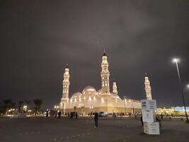 Medina, saudi arabia, 12 abril 2024 - hermosa Noche al aire libre ver de quba mezquita madinah en oscuro nubes y lluvia. foto