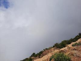 asombroso natural belleza de abha en saudi arabia en el verano estación. alto montañas, verdor, bajo nubes y niebla son el belleza de abha. foto