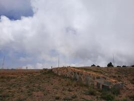 asombroso natural belleza de abha en saudi arabia en el verano estación. alto montañas, verdor, bajo nubes y niebla son el belleza de abha. foto