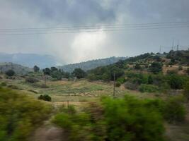 asombroso natural belleza de abha en saudi arabia en el verano estación. alto montañas, verdor, bajo nubes y niebla son el belleza de abha. foto