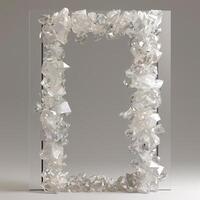 un grande, Delgado rectangular marco hecho fuera de un claro, sólido blanco diamante geoda grupo. foto
