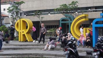 bandung, Oeste Java. mayo 26, 2023, el atmósfera de el asia-áfrica Bandung calle mientras en vacaciones foto