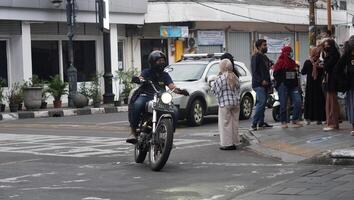 bandung, Oeste Java. mayo 26, 2023, el atmósfera de el asia-áfrica Bandung calle mientras en vacaciones foto