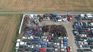 aéreo ver de grua estrellarse chatarra metal carros en un depósito de chatarra. video