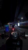 nacht hyperlapse van motorfiets rijden in weg verkeer in Bangkok, Thailand video