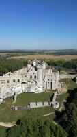 aereo Visualizza di medievale castello su collina nel Polonia video