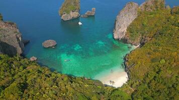 aérien vue de turquoise baie sur phi phi île, Thaïlande video