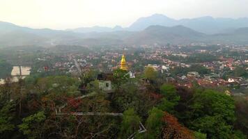 aérien vue de le bouddhiste temple sur le colline dans le ville de Luang prabang, lao video