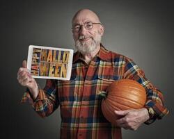 contento Víspera de Todos los Santos - mayor hombre con calabaza foto