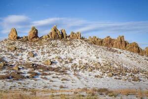 demonios columna vertebral rock formación a estribaciones de rocoso montañas en del Norte Colorado cerca tierra de ensueño, invierno Mañana paisaje foto