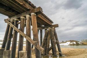 ferrocarril madera caballete destruido por río inundación - S t lluvia Arroyo cerca platteville, Colorado foto