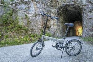 plegable bicicleta en Katy sendero a un túnel cerca puerto roche, Misuri, primavera escenario. el Katy sendero es 237 milla bicicleta sendero convertido desde un antiguo ferrocarril. foto