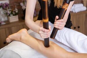 joven mujer consiguiendo un espalda masaje en un spa salón. belleza tratamiento concepto. foto
