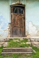 abandonado rural casa en el república de moldavia, pueblo vida en oriental Europa foto