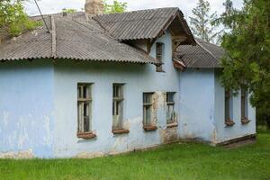 abandonado rural casa en el república de moldavia, pueblo vida en oriental Europa foto