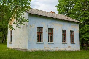 abandonado rural casa en el república de moldavia, pueblo vida en oriental Europa foto