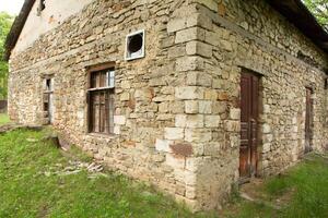 abandonado rural casa en el república de moldavia, pueblo vida en oriental Europa foto