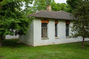 abandonado rural casa en el república de moldavia, pueblo vida en oriental Europa foto