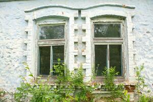 abandonado rural casa en el república de moldavia, pueblo vida en oriental Europa foto