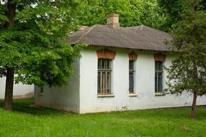 abandonado rural casa en el república de moldavia, pueblo vida en oriental Europa foto