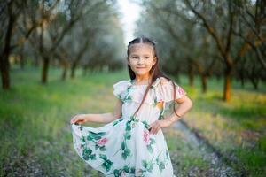 el hermosa retrato de un pequeño niña en el parque foto