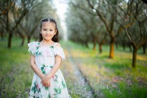 el hermosa retrato de un pequeño niña en el parque foto