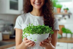 sonriente mujer, participación un plato con sano microverde, orgánico alimento, bio jardín, Fresco vegano agricultura, sano estilo de vida. foto