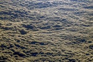 amanecer nubes alfombra ver desde avión ventana mientras volador foto