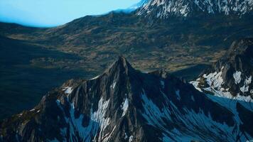 un' montagna gamma con neve su il superiore video