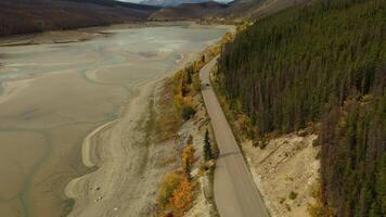 veículo dirigindo em Alto montanha estrada através remédio lago video