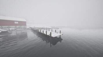 alt hölzern Seebrücke im das kalt norwegisch Meer video