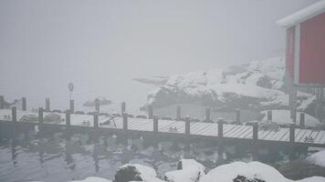 cubierto de nieve montaña con puente y rojo edificio video