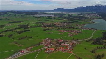 aéreo ver de Tres grande lagos Weißensee, lago hopfen, Forggensee en Baviera región, Alemania cerca pueblo de Fuessen. Luftaufnahme Weißensee, lago hopfen, Forggensee en bayern, Deutschland en fusen. video