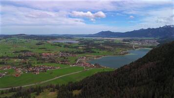 antenn se av tre stor sjöar Weissensee, hopfensee, forggensee i bavaria område, Tyskland nära stad av fuessen. luftaufnahme Weissensee, hopfensee, forggensee i bayern, deutschland i fussen. video