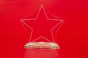 estrella premio con espacio para texto en un rojo antecedentes. foto