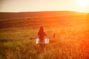 un mujer es en pie en un campo de flores, con el Dom brillante brillantemente en su. concepto de paz y tranquilidad, como el mujer es disfrutando el belleza de naturaleza. foto