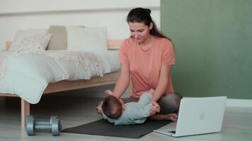 Hem isolering, kondition på Hem, familj karantän, sporter unge, sport familj. ung mamma och bebis do sporter på Hem på de golv video