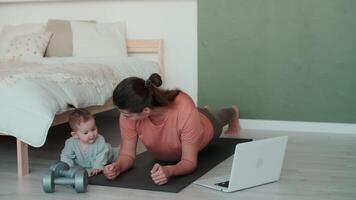 hogar aislamiento, aptitud a hogar, familia cuarentena, Deportes niño, deporte familia. atlético mamá y bebé hacer Deportes a hogar en el piso video