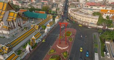 eine luftaufnahme der roten riesenschaukel und des suthat thepwararam tempels bei sonnenuntergang, der berühmtesten touristenattraktion in bangkok, thailand video