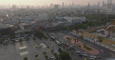 eine luftaufnahme der roten riesenschaukel und des suthat thepwararam tempels bei sonnenuntergang, der berühmtesten touristenattraktion in bangkok, thailand video